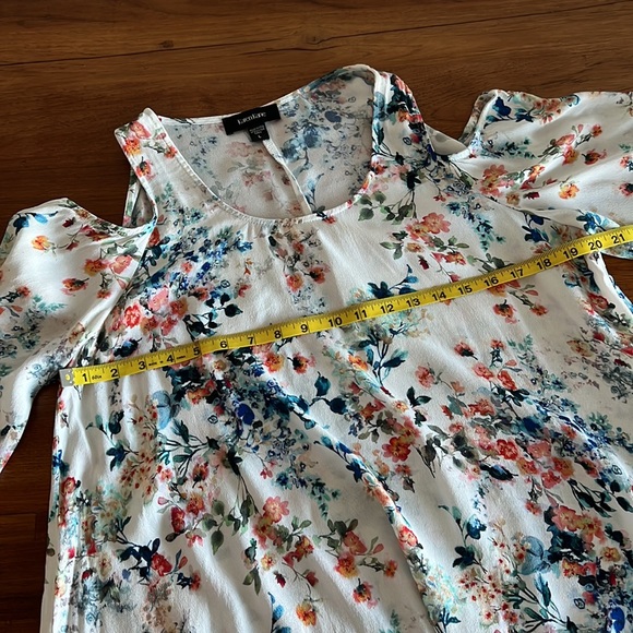 Karen Kane made in USA floral flowy cold shoulder blouse w/ 3/4 length sleeves L - Picture 8 of 9